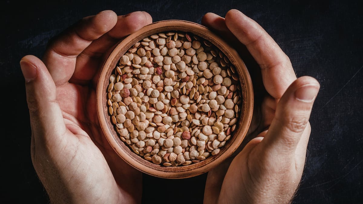 Este gesto simbólico se utiliza para atraer prosperidad y proteger el dinero, según creencias tradicionales.