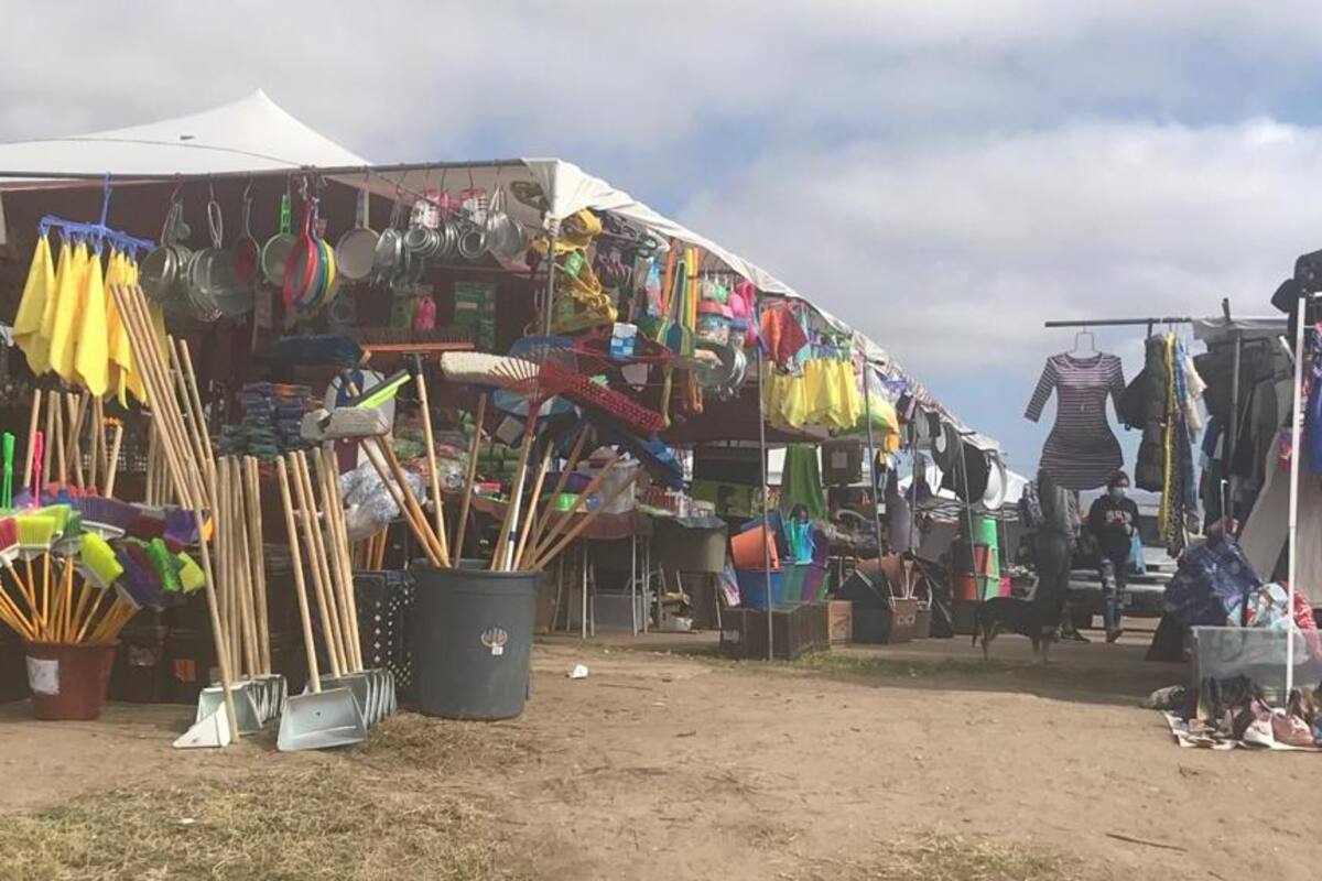 Relajan medidas sanitarias en mercado sobrerruedas provisional instalado en Rosarito