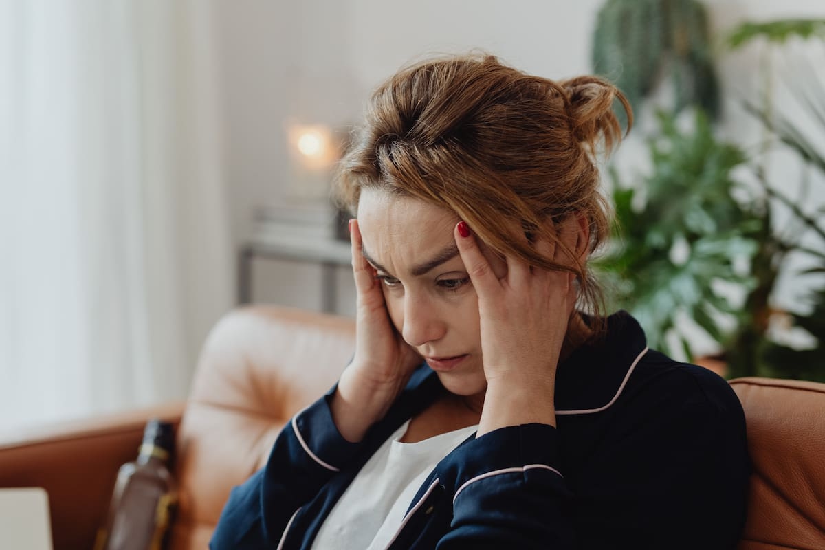 Despertar con pensamientos acelerados: por qué pasa y qué hacer