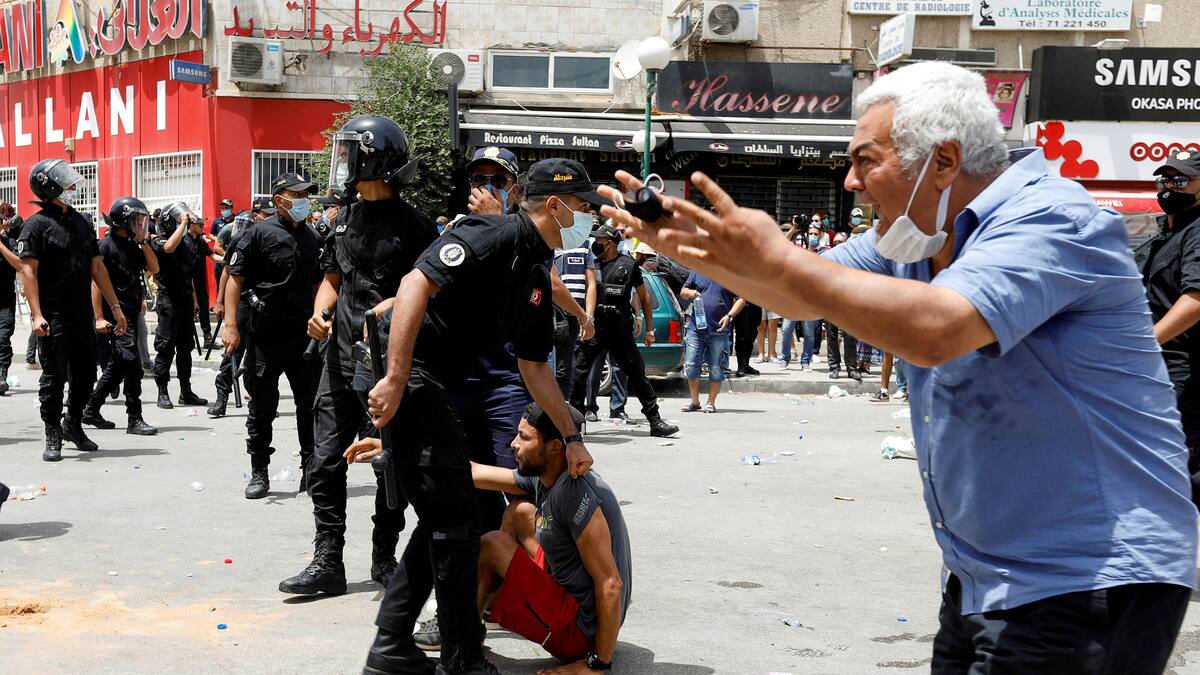 El presidente de Túnez destituye al primer ministro y suspende el Parlamento