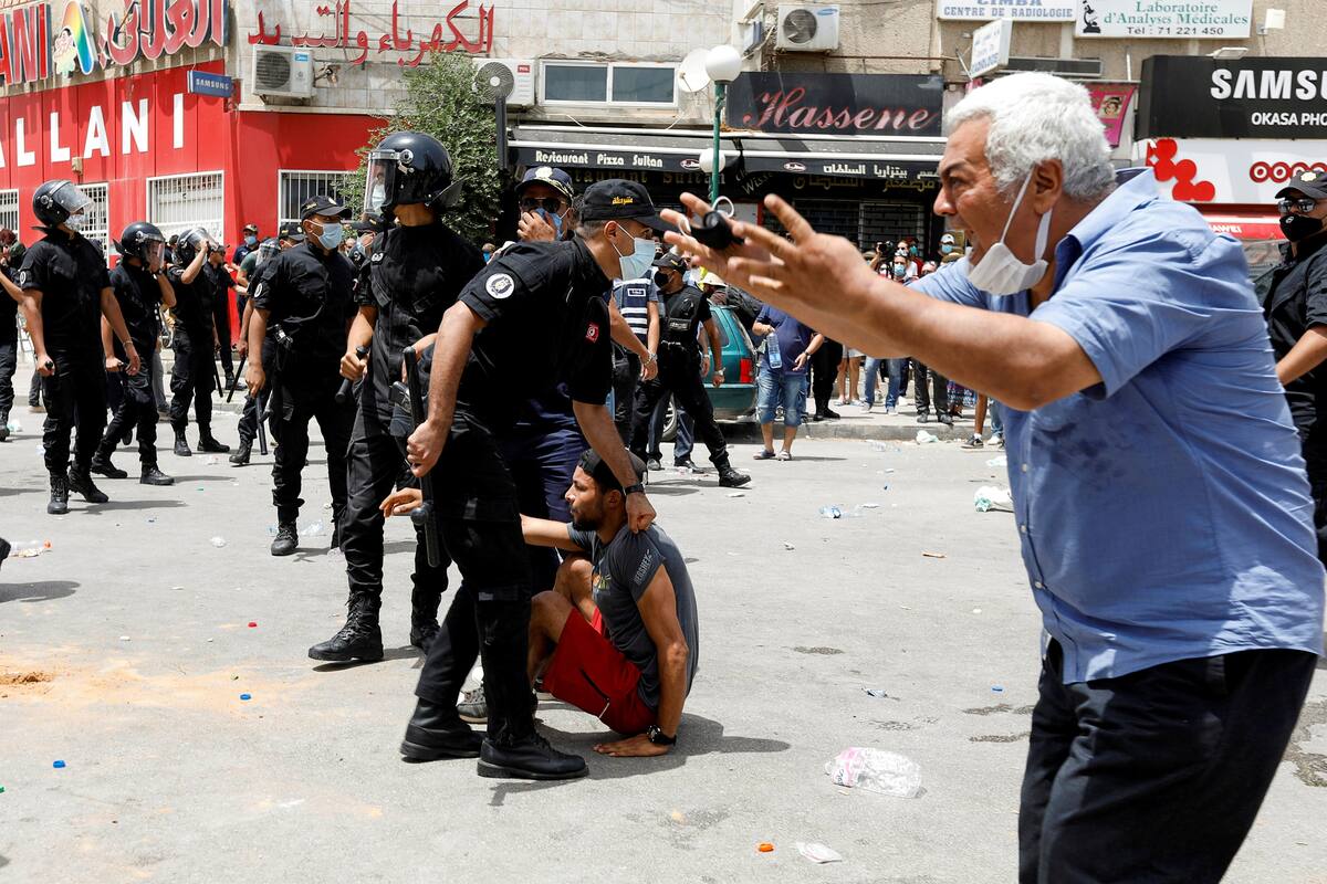 El presidente de Túnez destituye al primer ministro y suspende el Parlamento