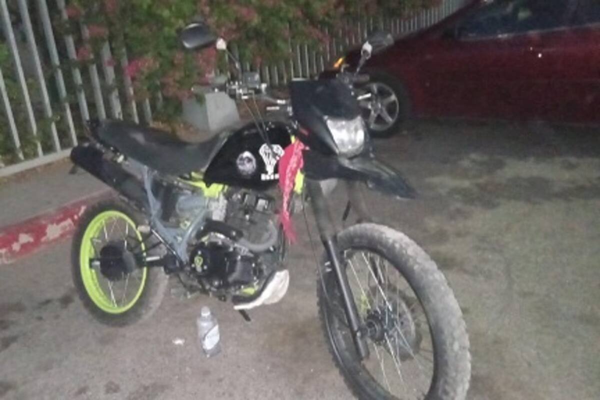 Asalta un comercio y huye en moto robada