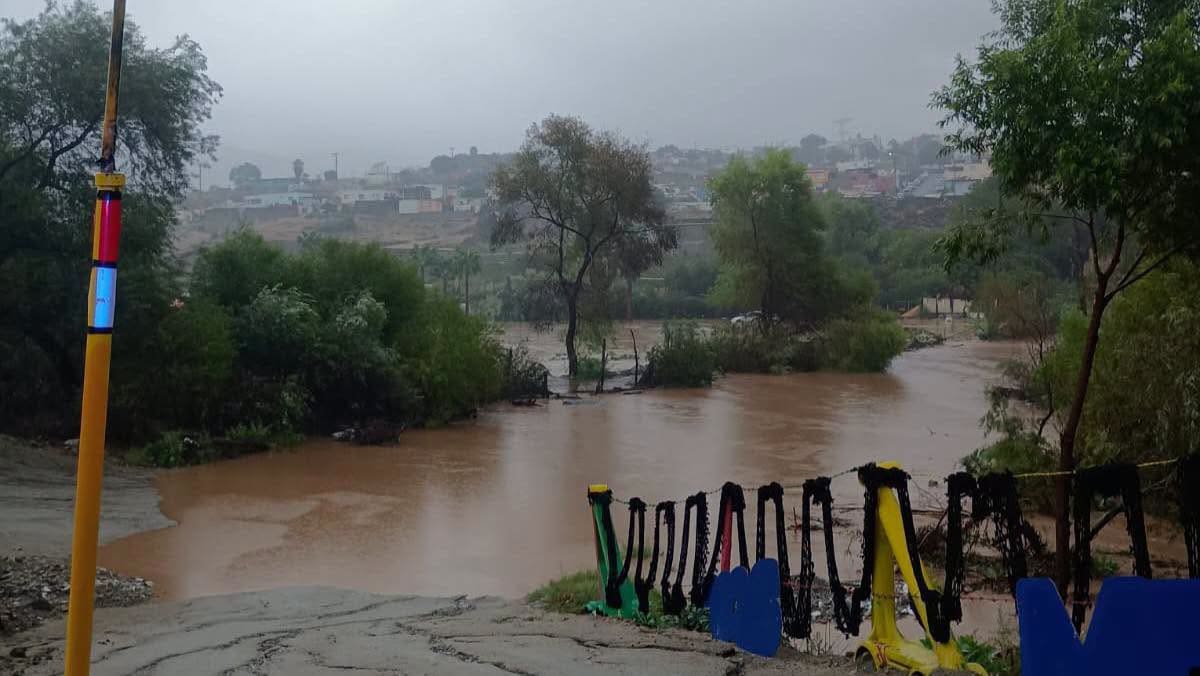 Cuadrillas de la CFE trabajan para restablecer la electricidad en colonias de Ensenada tras el paso de Rachel. Foto: Cortesía