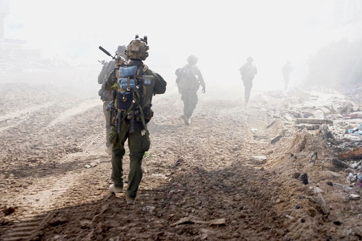 El Ejército israelí informó de que realizó en la última jornada varios "ataques selectivos" en el norte de la Franja, donde han regresado efectivos de Hamás tras el repliegue de las tropas; mientras profundiza su ofensiva en el área de Jan Yunis, en el sur del enclave, donde ayer destruyeron el cuartel general del grupo en la zona. EFE/Ejército de Israel