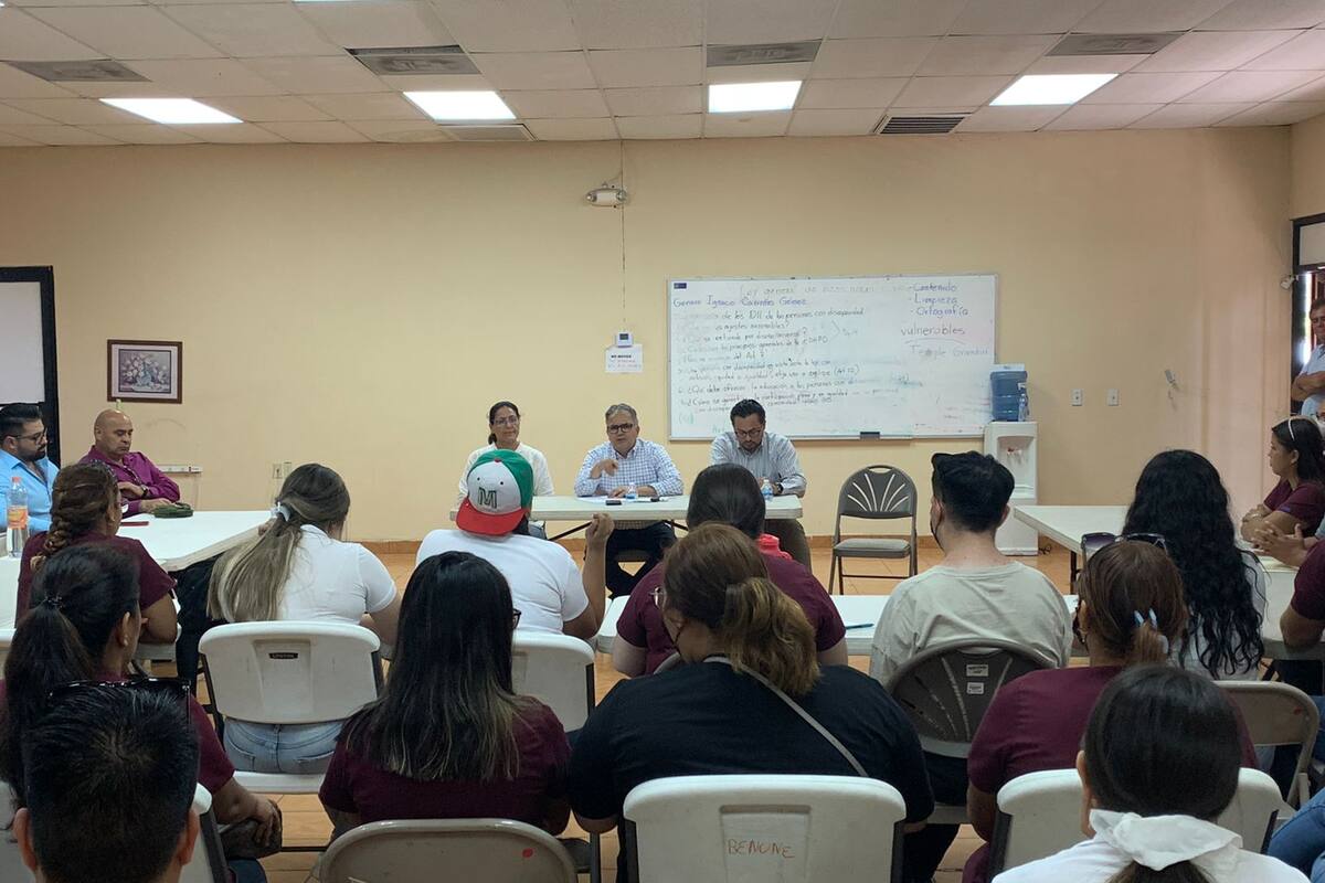 Logran alumnos de la Normal mesa de diálogo con secretario de Educación