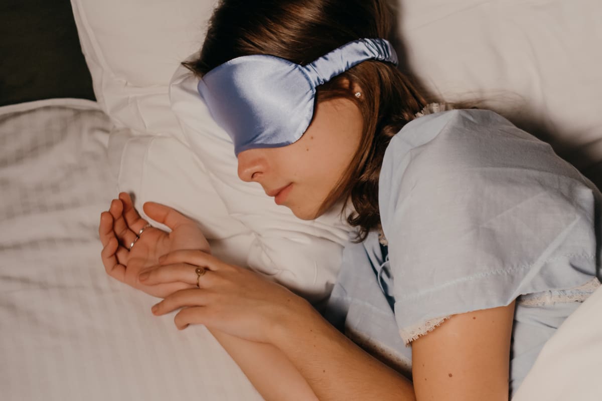 Dormir con las muñecas dobladas: un hábito común pero con posibles riesgos