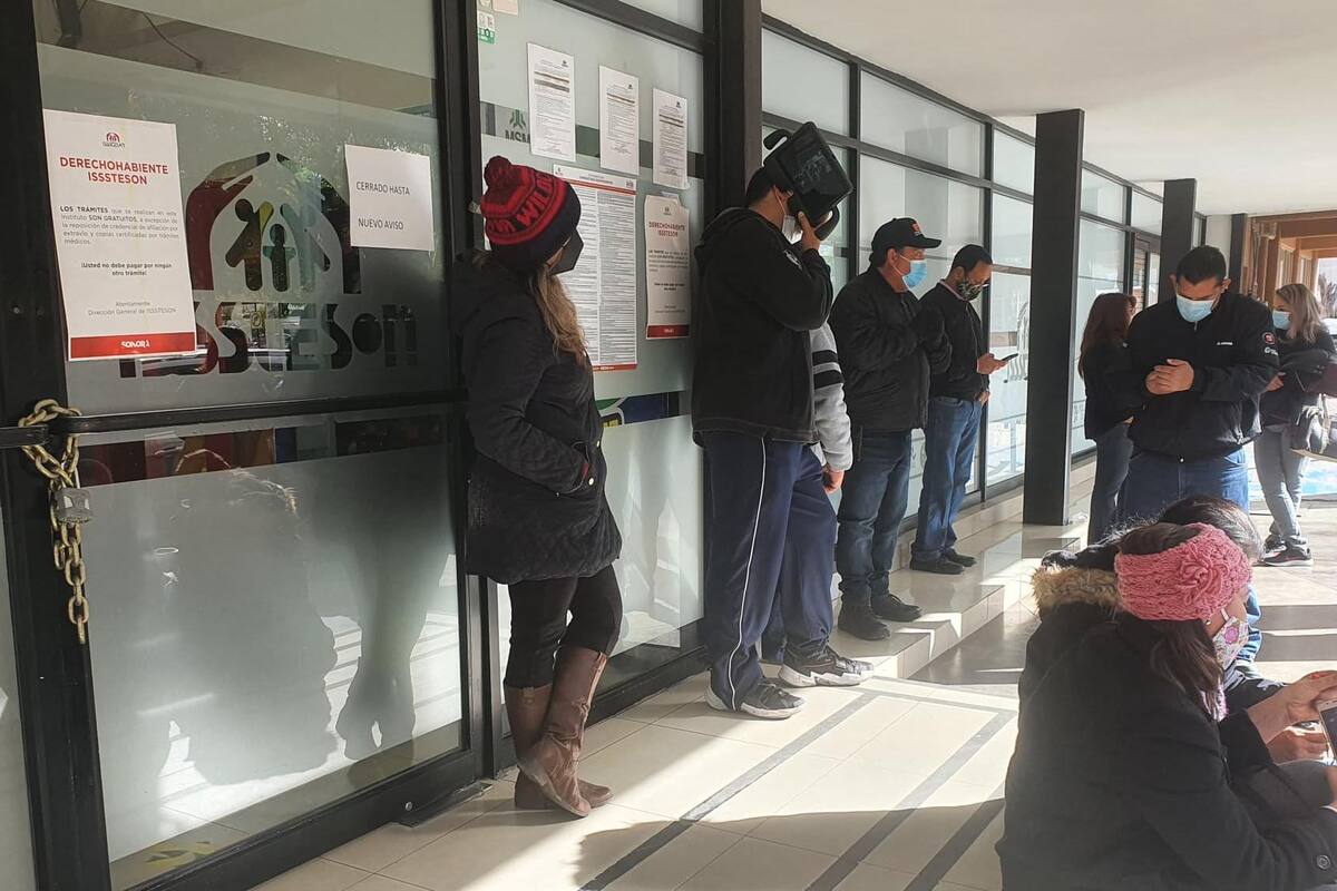 Sindicato de maestros de Cobach bloquea oficinas de Isssteson; denuncia falta de medicinas