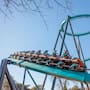 Un hombre muere tras presuntamente salir expulsado de una montaña rusa en Six Flags de Georgia y la empresa cierra temporalmente atracciones similares