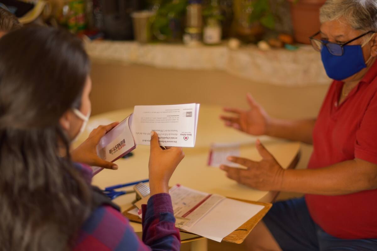 Hombre ejemplar que sacó a sus hijos adelante recibió tarjeta de pensión adulto mayor
