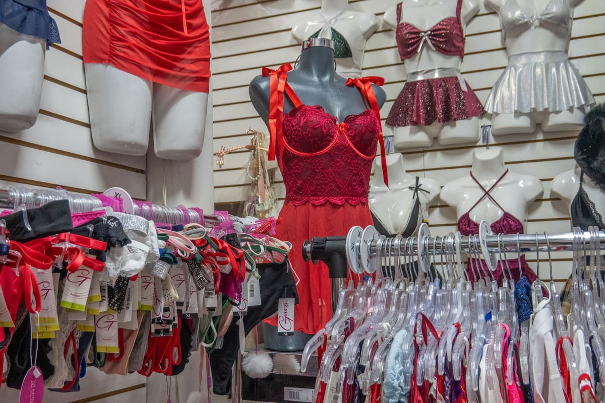 Durante el cierre de año, comercios de lencería en la Zona Centro de Tijuana reportan un aumento en las ventas, impulsado por la búsqueda de prendas en colores asociados al amor, el dinero y los nuevos comienzos. Fotos : Border Zoom
