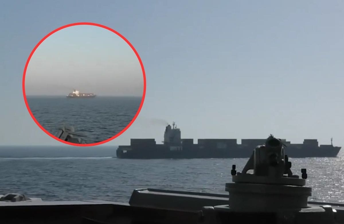 La marina estadounidense disparó y tomó control de un buque de carga con bandera iraní en el Golfo de Omán. | Crédito: captura en X (@CENTCOM)