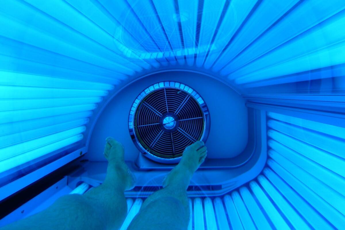 Mujer queda atrapada desnuda en cama de bronceado: "¡Este va a ser mi ataúd!"