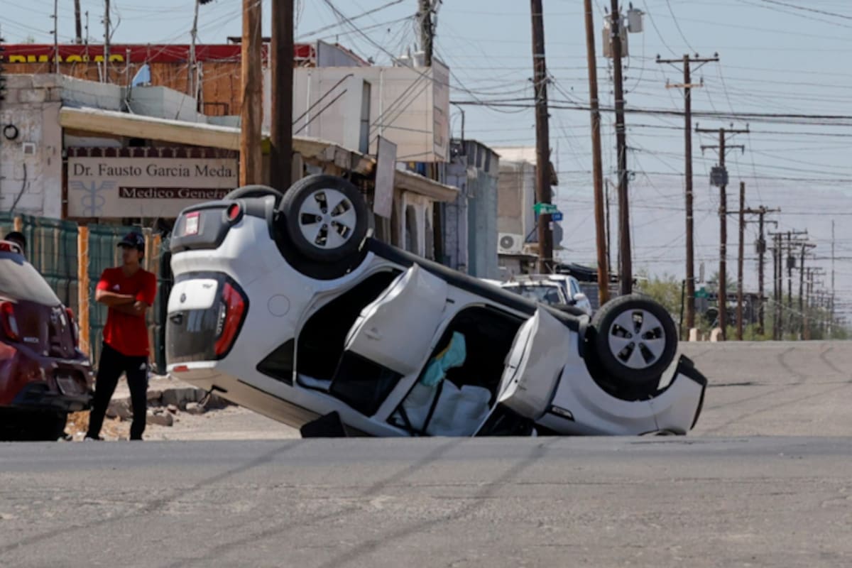 Vuelca camioneta tras choque en la colonia Pueblo Nuevo de Mexicali; una persona resulta lesionada