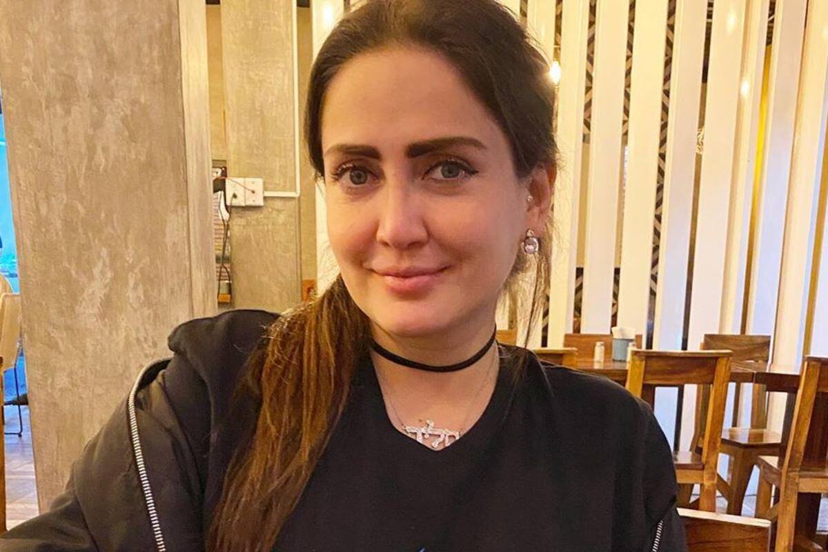 Celia Lora “calienta” en lencería roja
