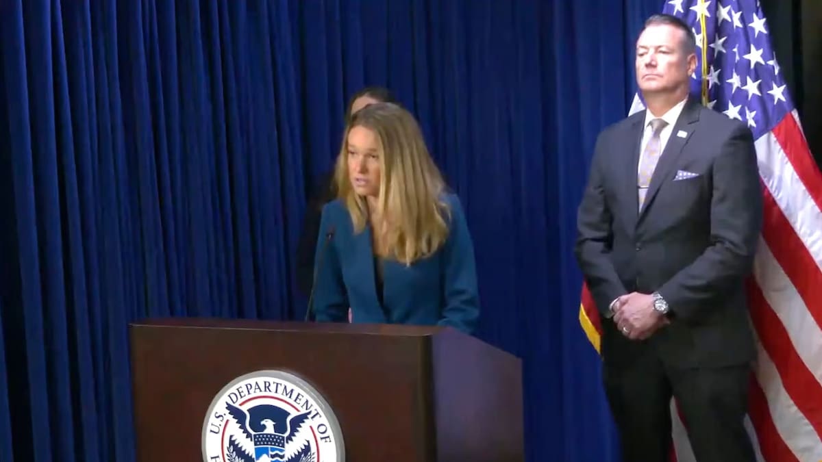 Secretaria de DHS, Tricia McLaughlin, y presidente interino de ICE, Todd Lyons. FOTO: DHS