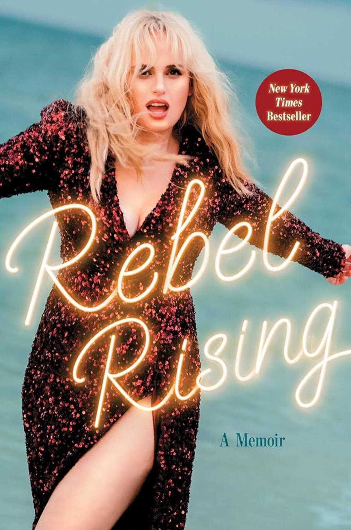 Portada de Rebel Rising, el libro de Rebel Wilson donde comparte su historia sobre sexualidad, peso, fertilidad y más.