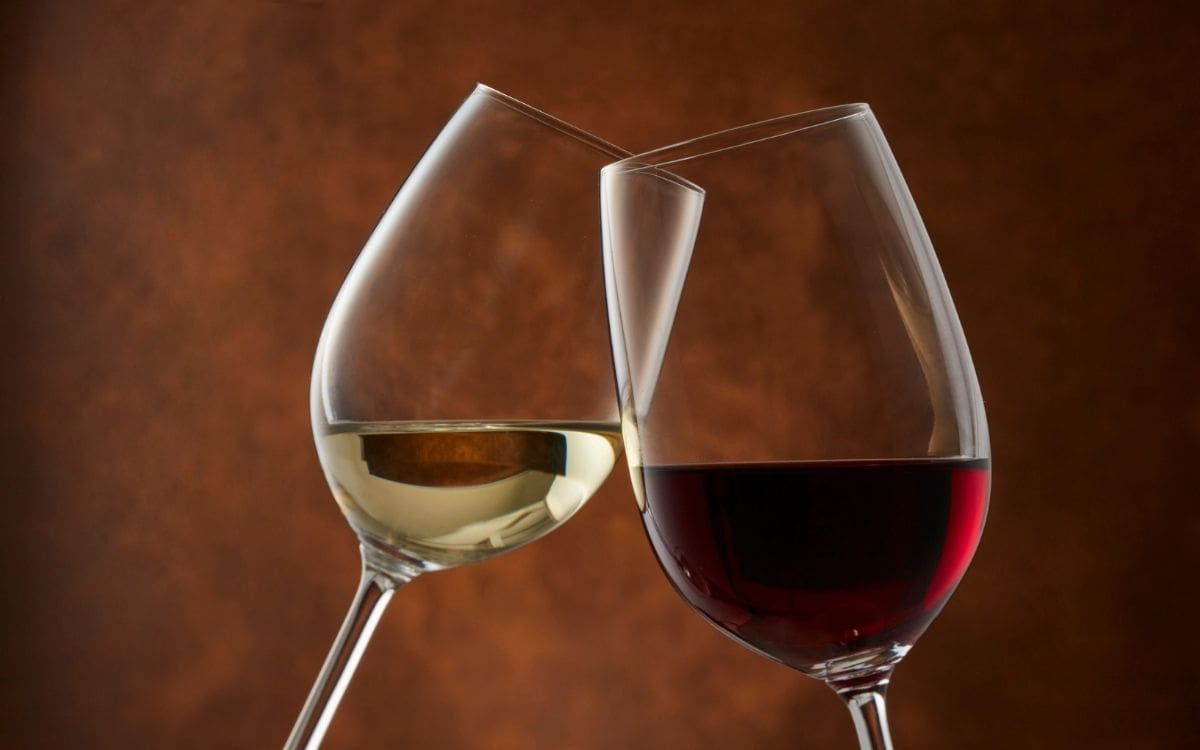 Una copa de vino diaria puede aumentar riesgos de salud, advierten científicos. | Crédito: Canva