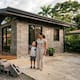 Mujer construye casa con plástico reciclado en Costa Rica