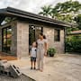 Una mujer de Costa Rica pasó nueve años ahorrando para comprar un terreno, una vez que lo consiguió construyó su casa con más de 800 bloques hechos de plástico reciclado