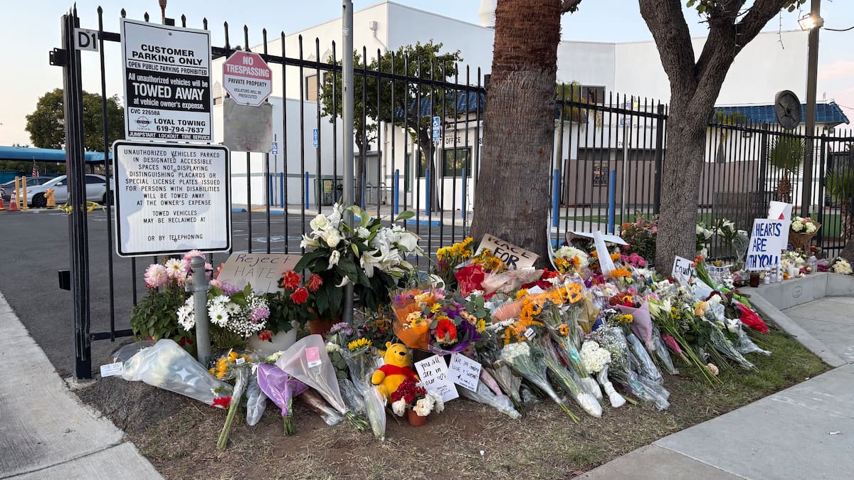 Miles de personas participaron en una vigilia en San Diego para honrar a las víctimas del tiroteo ocurrido en el Centro Islámico de la ciudad, donde familiares y líderes religiosos hicieron un llamado a la unidad y rechazaron los discursos de odio. Foto: Ana Gómez