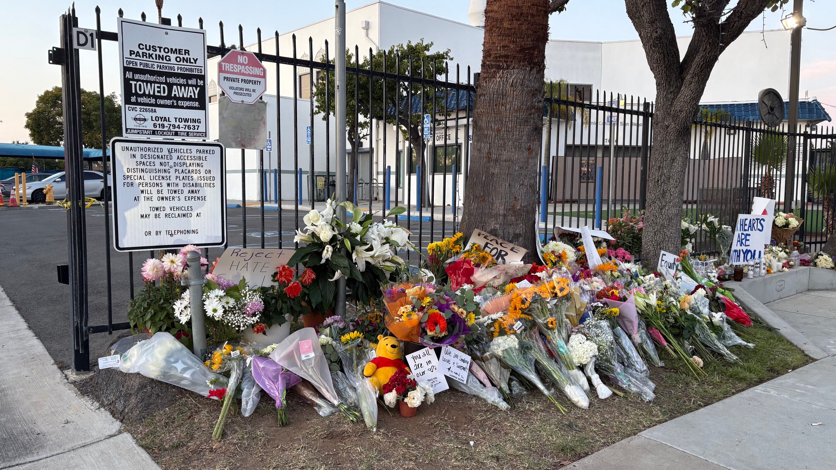 Miles de personas participaron en una vigilia en San Diego para honrar a las víctimas del tiroteo ocurrido en el Centro Islámico de la ciudad, donde familiares y líderes religiosos hicieron un llamado a la unidad y rechazaron los discursos de odio. Foto: Ana Gómez