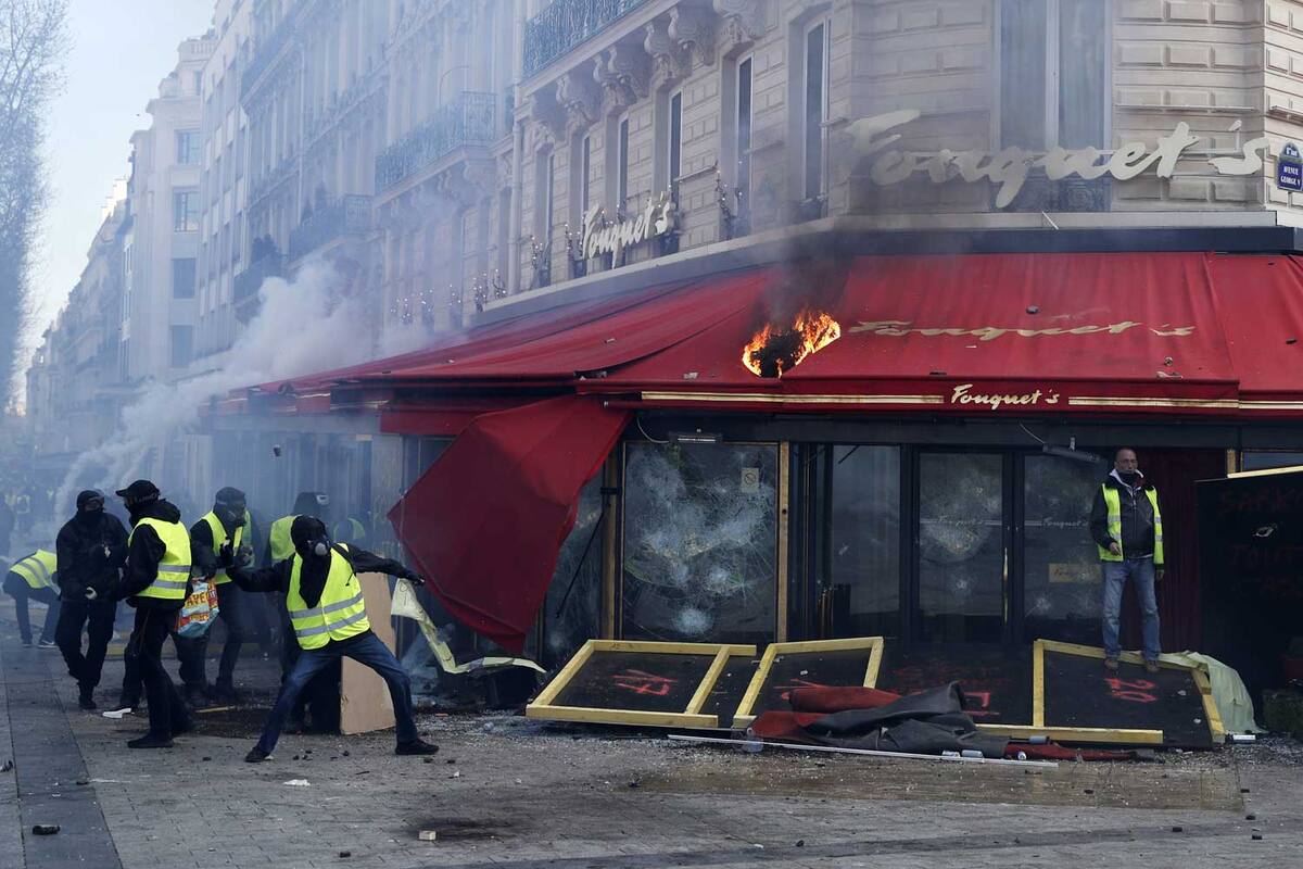 Reabre restaurante Fouquet's luego de haber sido vandalizado