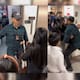 Habrían reanudado labores de oficial de ICE visto en video empujando a una mujer al suelo durante arresto a su pareja en tribunales, según fuentes