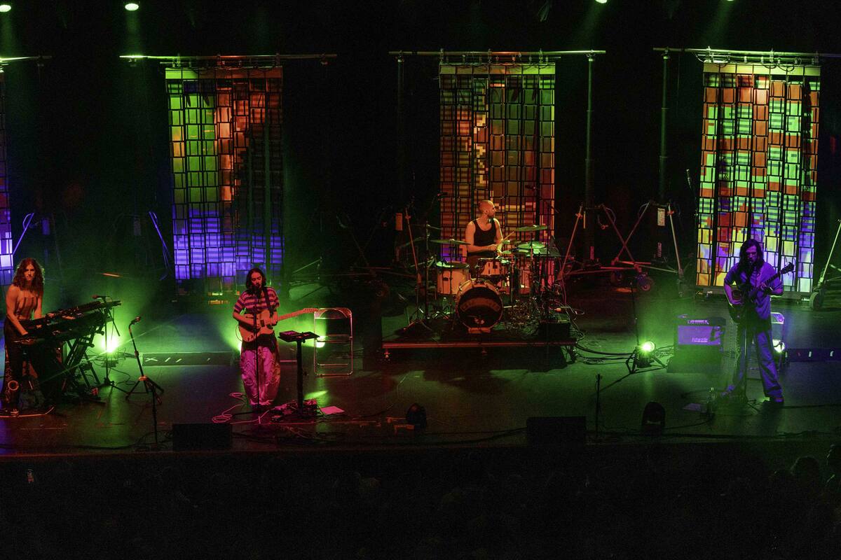 Crumb se presentó en el Observatory de North Park, como parte de su gira presentando su nuevo álbum AMAMA.