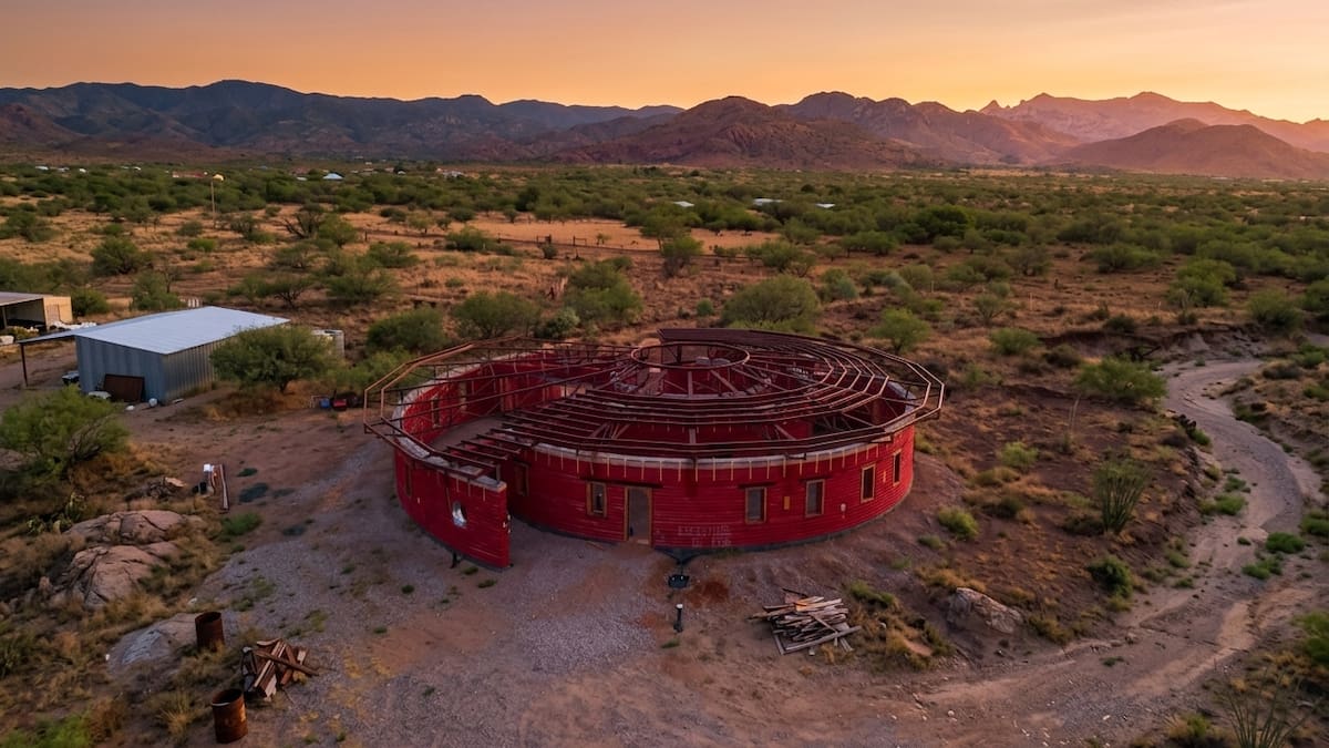 Familia en Arizona construye una casa en el desierto con tierra, agua de lluvia y energía solar para vivir sin depender de la red eléctrica ni del agua pública