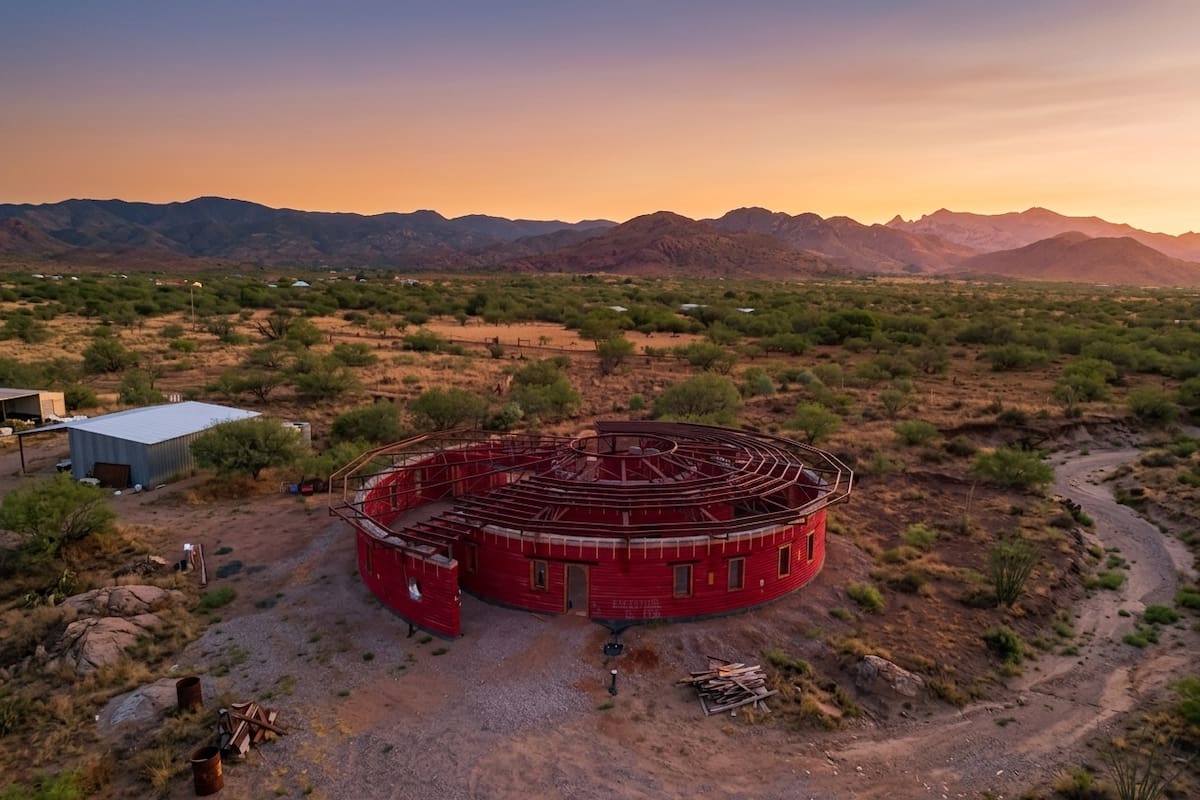 Familia en Arizona construye una casa en el desierto con tierra, agua de lluvia y energía solar para vivir sin depender de la red eléctrica ni del agua pública