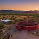 Familia construye casa autosuficiente en el desierto