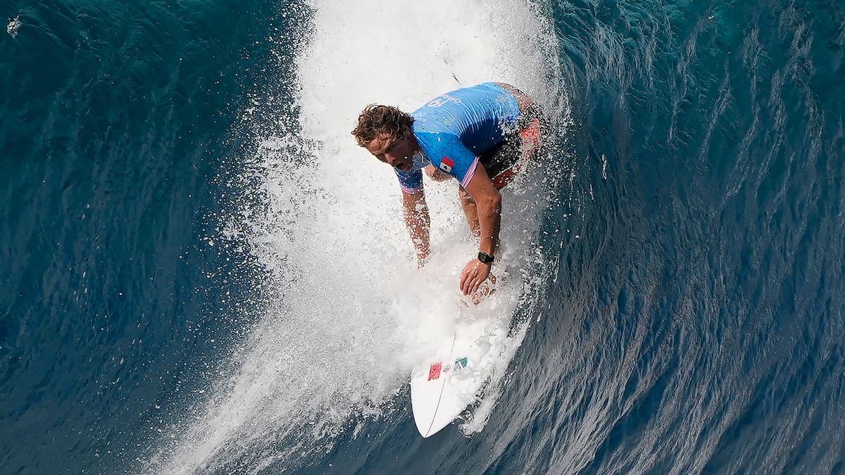 Alan Cleland Quiñónez, de México, surfea una ola durante la tercera ronda de la competencia de surf de los Juegos Olímpicos de París 2024, el lunes 29 de julio de 2024, en Teahupo'o, Tahití. (Foto AP/Gregory Bull)