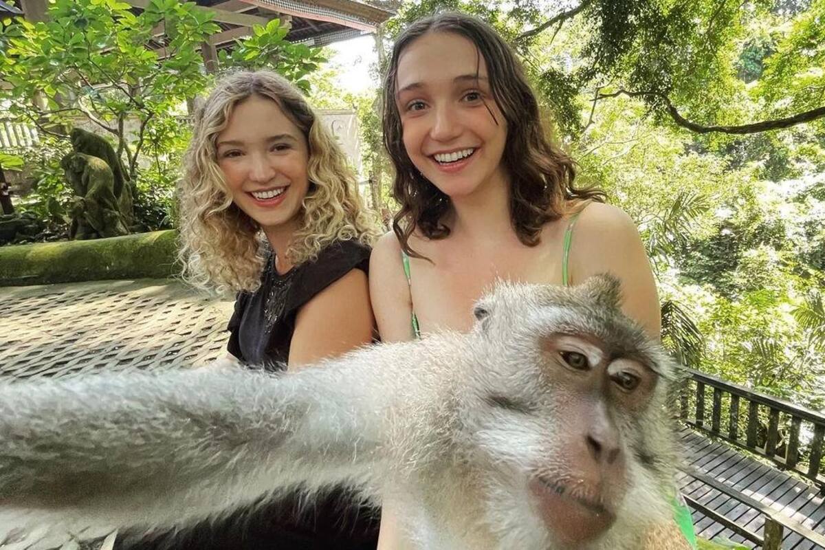 Mia Rubín se toma una 'selfie' con un mono