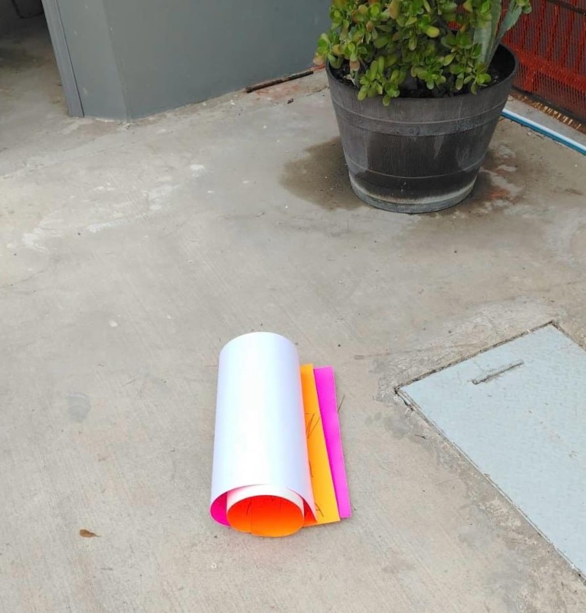 Cartulinas con amenazas y una muñeca de trapo tipo vudú fueron colocadas en la reja de unos departamentos en la colonia Villa del Mar. Foto: Carmen Gutierrez