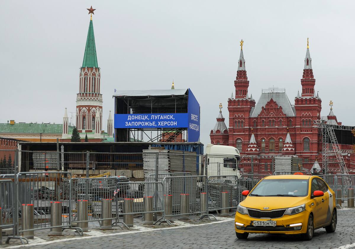Una vista muestra carteles y construcciones antes de un evento esperado, dedicado a los resultados de los referendos sobre la unión de cuatro regiones autoproclamadas de Ucrania a Rusia, cerca del Muro del Kremlin y el Museo Estatal de Historia en la Plaza Roja en el centro de Moscú, Rusia, el 28 de septiembre , 2022. Las pancartas dicen: "Donetsk, Lugansk, Zaporiyia, Jersón - ¡Rusia!. ¡Juntos para siempre!" REUTERS/Evgenia Novozhenina