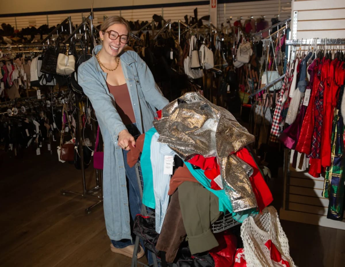 Andolyn Parrish, de 28 años, de Nashville, posa con su carrito de compras en la tienda Unclaimed Baggage. / Austin Steel-CNN