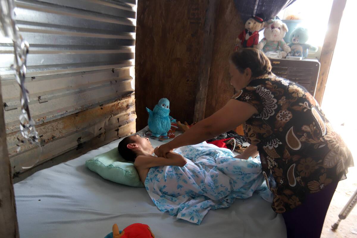 Amelia y su hijo sobreviven a altas temperaturas en casa de lámina y madera