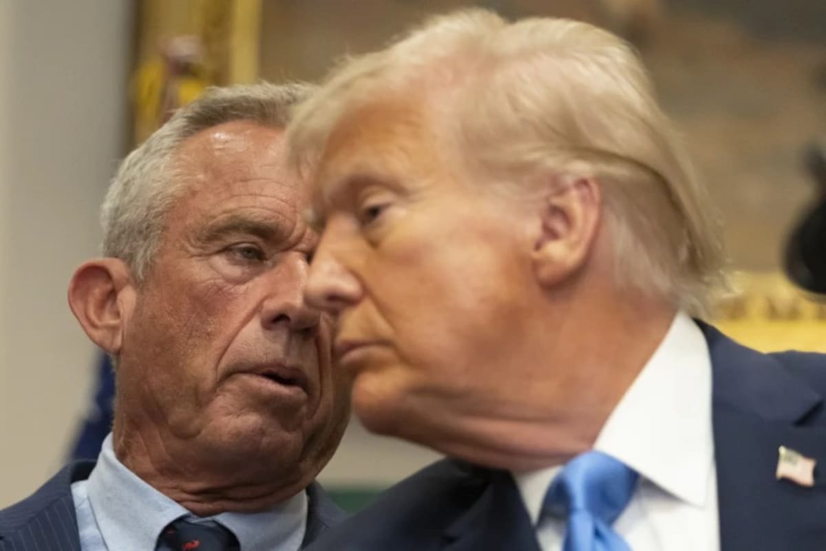 El secretario de Salud y Servicios Humanos, Robert F. Kennedy Jr., habla mientras el presidente Donald Trump escucha en la Sala Roosevelt de la Casa Blanca, el lunes 22 de septiembre de 2025, en Washington. | Crédito: AP/Mark Schiefelbein