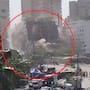 Inician demolición en uno de los edificios en La Guaira de manera controlada, pese a denuncias de venezolanos que pedían poder seguir recuperando cuerpos bajo los escombros