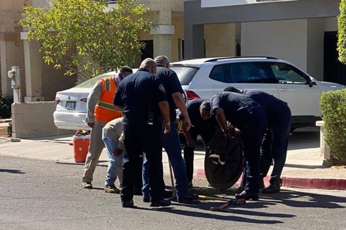 Hombre se resguarda de supuestos captores en alcantarilla