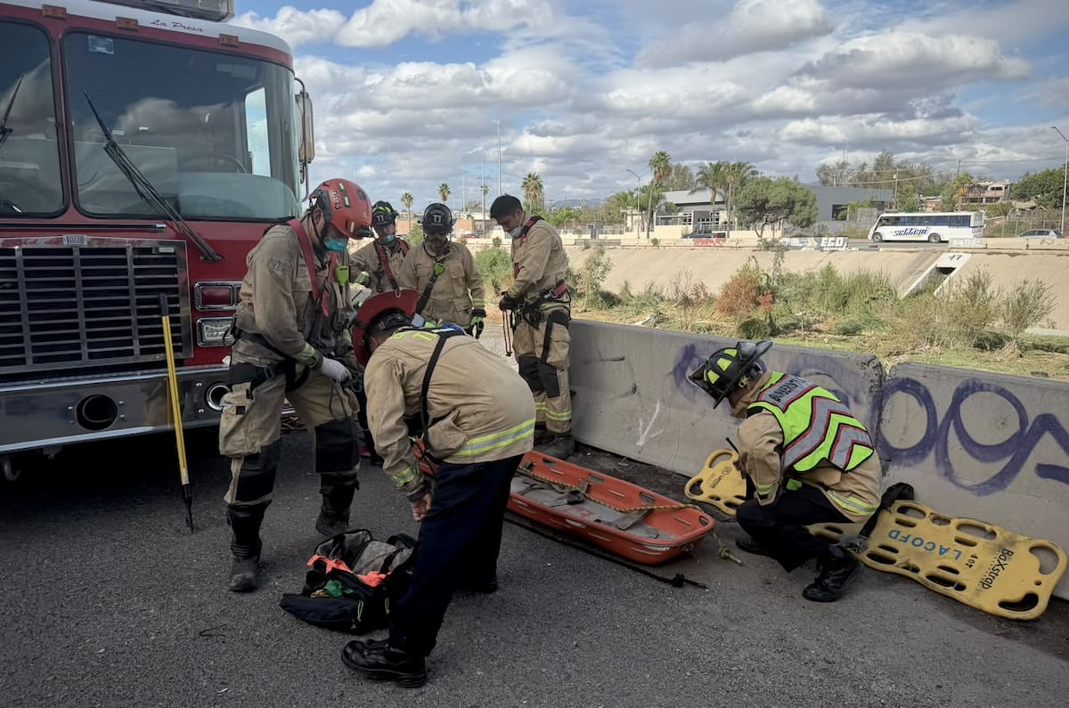 Cuerpo de Bomberos de Tijuana acudieron con las máquinas de rescate 9 y 3 para realizar las maniobras de extracción. Foto: Cortesía / Border Zoom