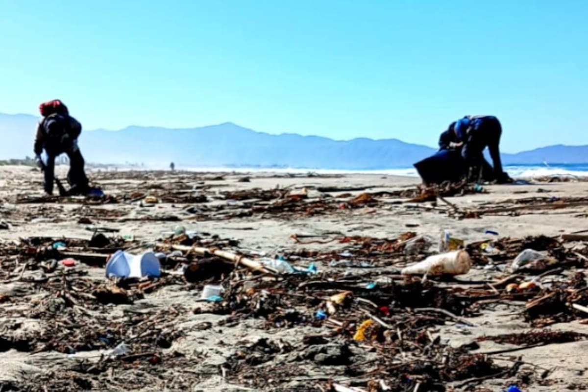 Marea alta vuelve a llevar basura a Playa Pacífica; retiran cuatro toneladas