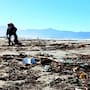 Marea alta vuelve a llevar basura a Playa Pacífica; retiran cuatro toneladas