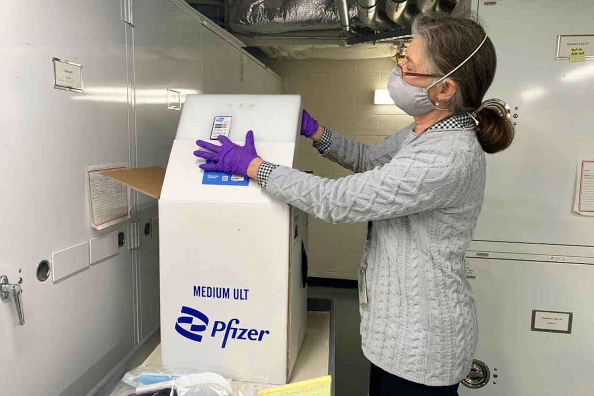 La curadora Diane Wendt muestra un contenedor utilizado para enviar dosis superfrías de la vacuna Pfizer COVID-19 el lunes 8 de marzo de 2021, en Washington, D.C. El contenedor y otros artículos relacionados con la primera dosis de la vacuna administrada en Estados Unidos fueron donados al museo. (AP Foto/Ashraf Khalil)