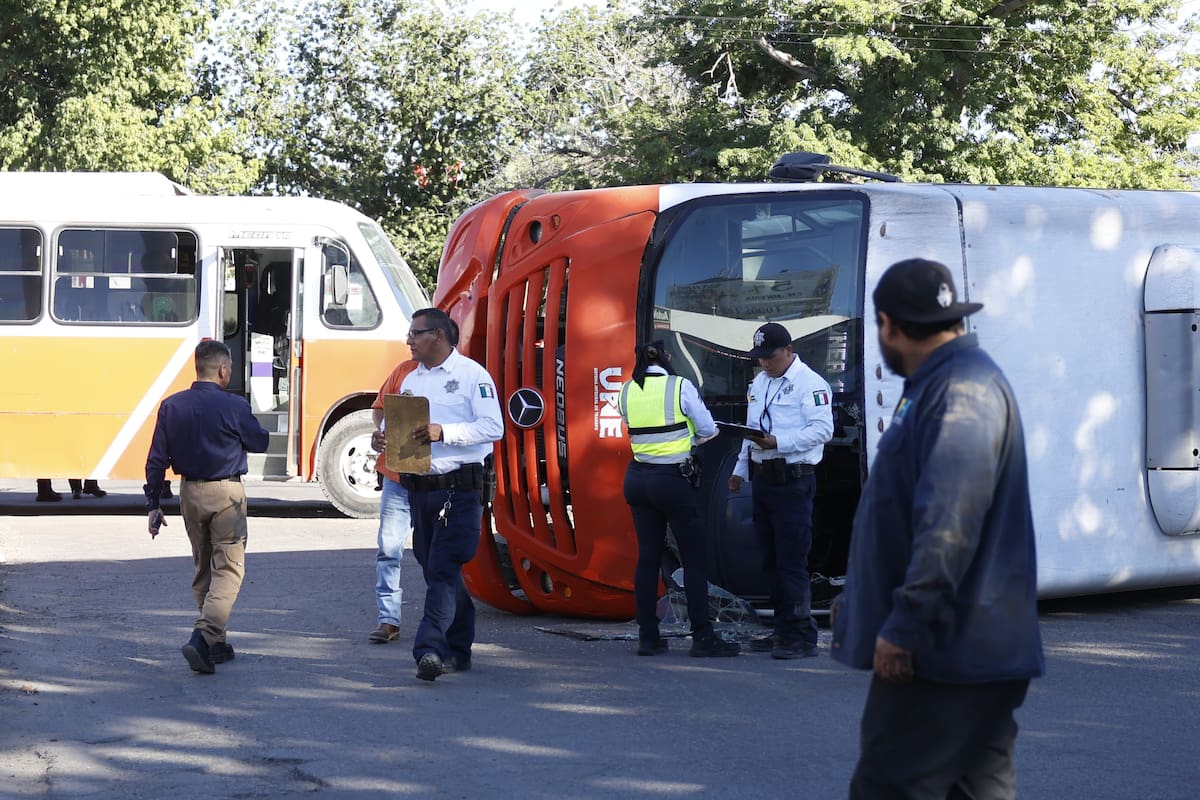 La unidad de la Línea 17 Bachoco quedó sobre el bulevar Luis Encinas. Los choferes de ambas unidades quedaron detenidos. FOTO: TEODORO BORBÓN