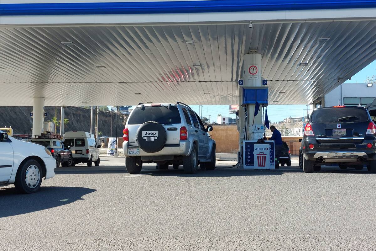 Transfronterizos y turistas prefieren ‘llenar el tanque’ en Tijuana