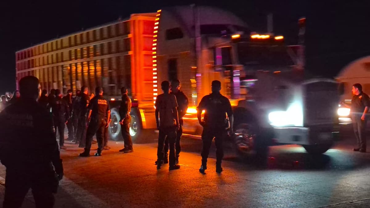 La circulación en el acceso sur de Hermosillo fue liberada pasadas las 2:00 de la madrugada, tras varias horas de bloqueo. FOTO: ELEAZAR ESCOBAR