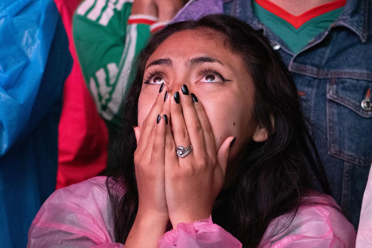 Una aficionada mexicana reacciona en el Ángel de la Independencia durante un partido de octavos de final de la Copa Mundial de la FIFA 2026 entre México e Inglaterra en la Ciudad de México, México, el 5 de julio de 2026. | Crédito: EFE/ Tomas Perez