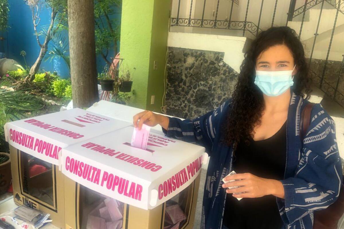 Luisa María Alcalde, secretaria del Trabajo, acude a votar en Consulta Popular