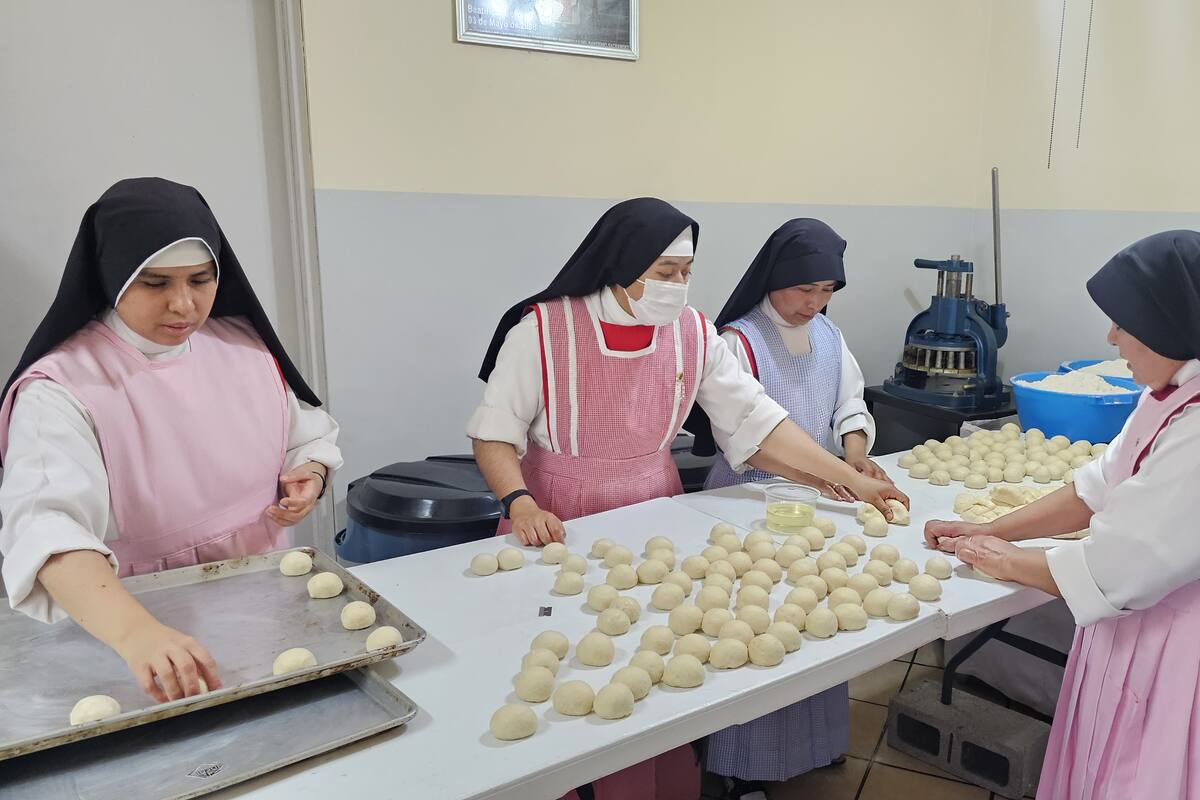 Madres Adoratrices preparan pan bendito y está a la venta